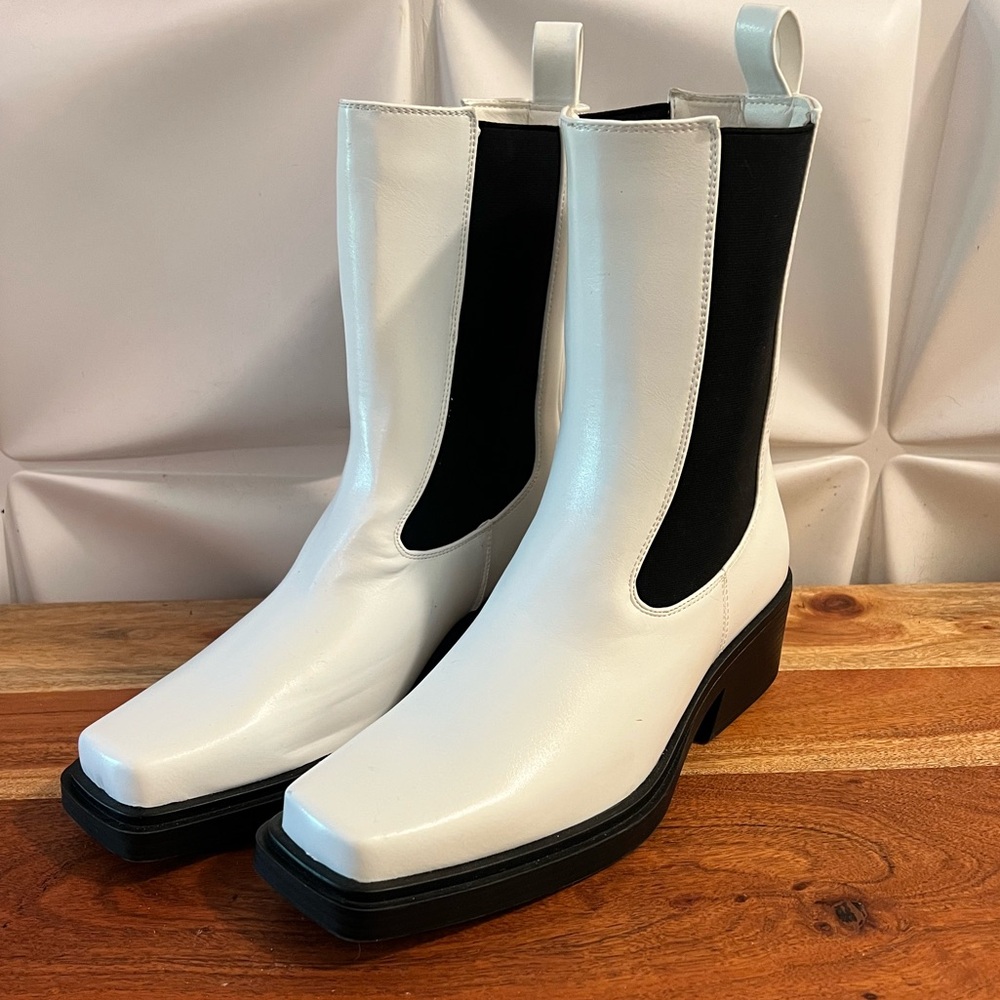 Elegant White and Black Women's  NEW  Vivian square to boots